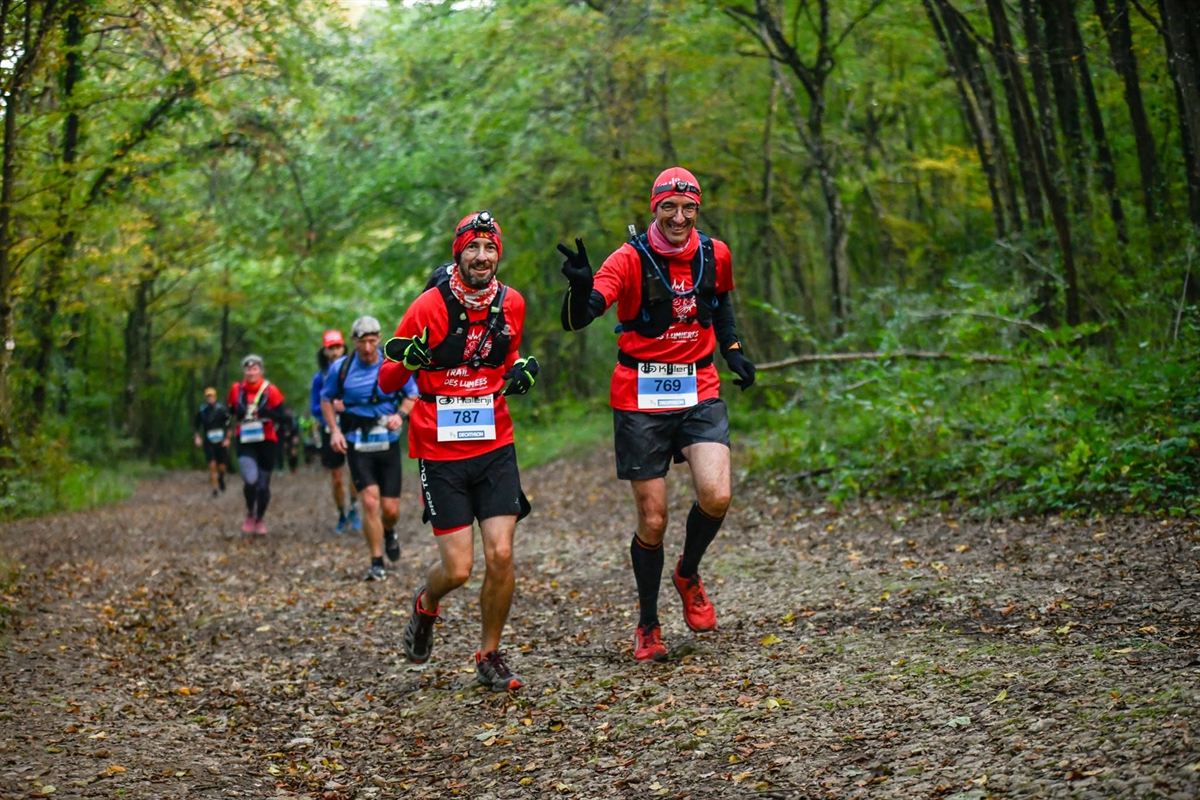 Deux traileurs en maillots rouges personnalisés progressant en forêt